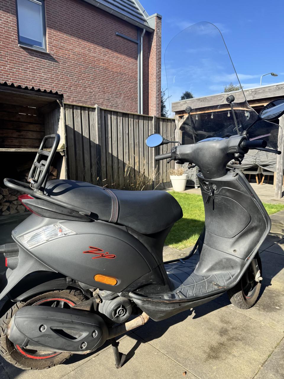 Piaggo Zip 4tact 45km 2023 mat grijs