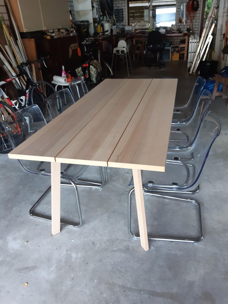 Moderne eetkamertafel met 6 stoelen