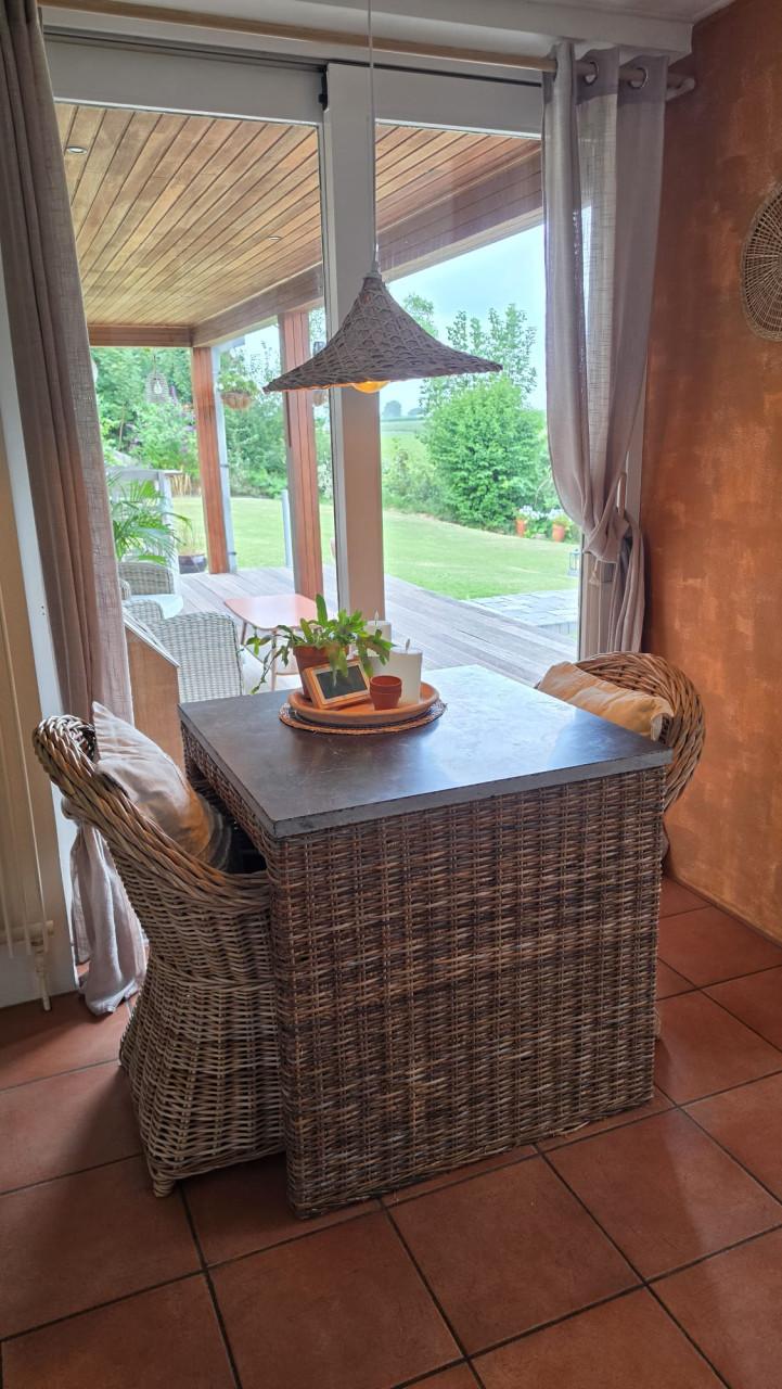 Te koop: 2 pers. rieten bistro set