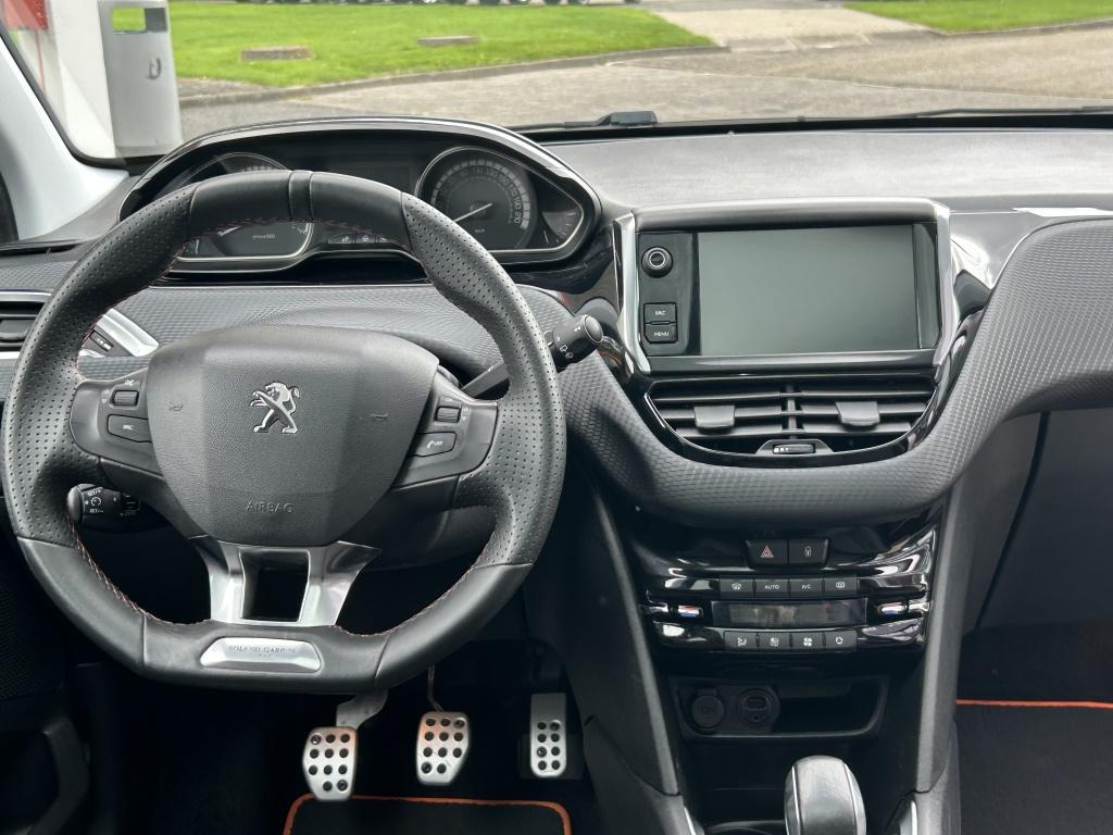Peugeot 208 1.2 puretech 110pk 5d roland garros apple carplay | navigatie |