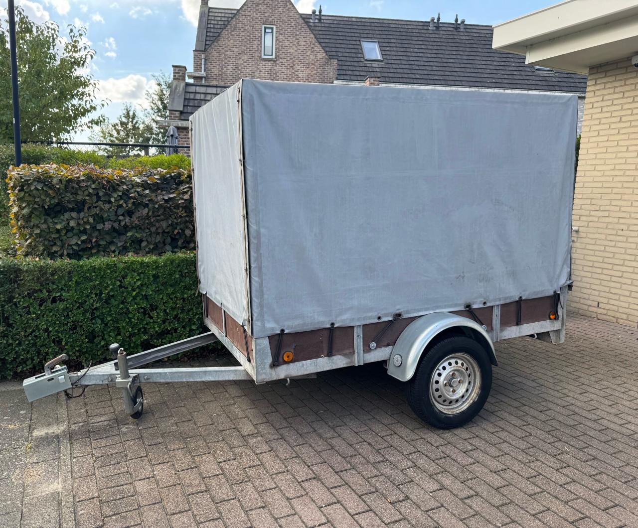 Huifkar / aanhanger te huur