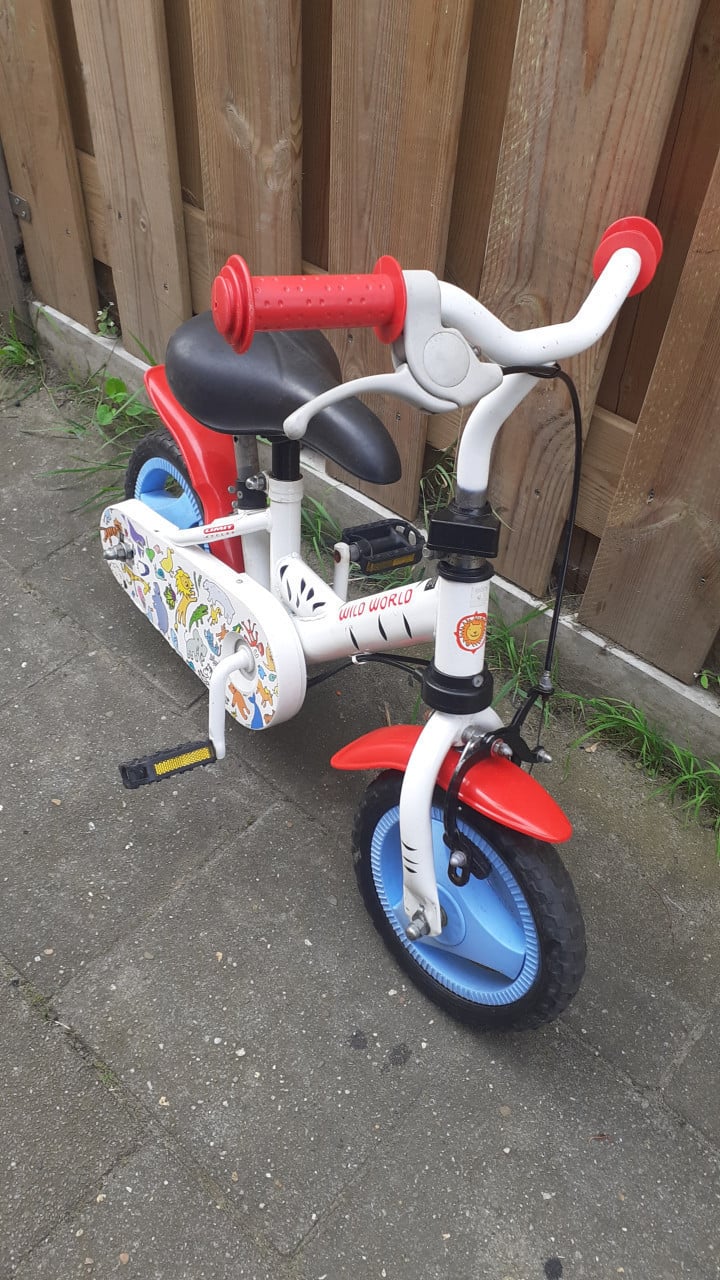 3 x Kinderfietsjes 16 inch / 12 inch & 10 inch & 2 x Loopfietsjes