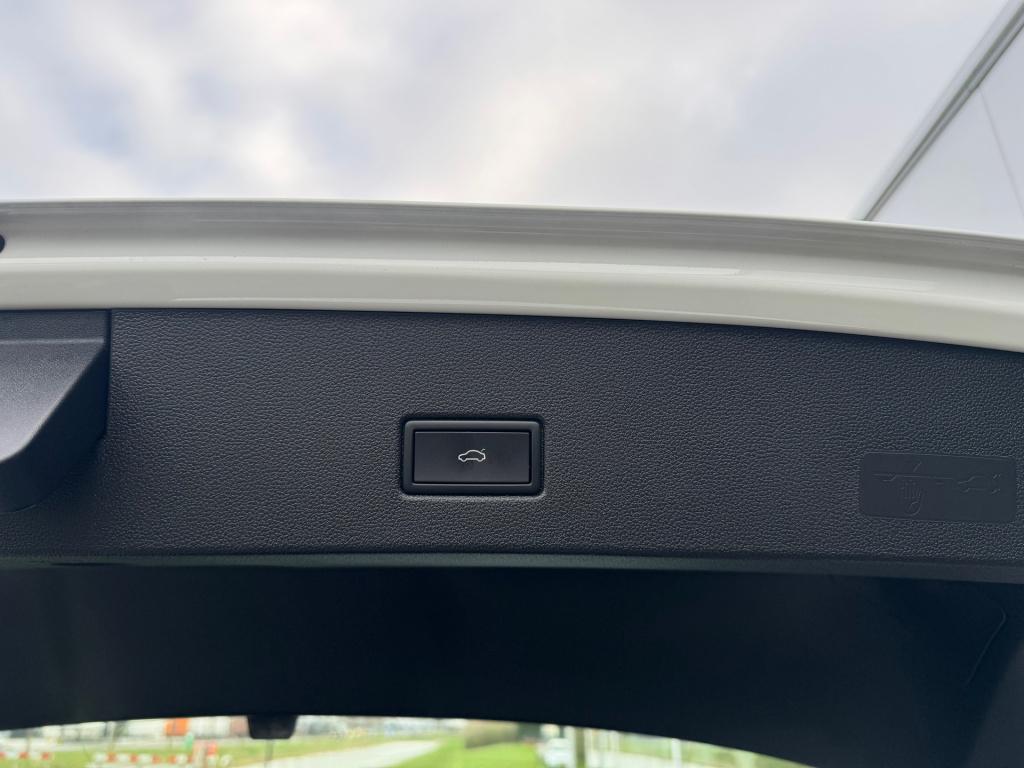 Volkswagen T-roc 1.5 tsi sport automaat ,trekhaak , apple-carplay ,