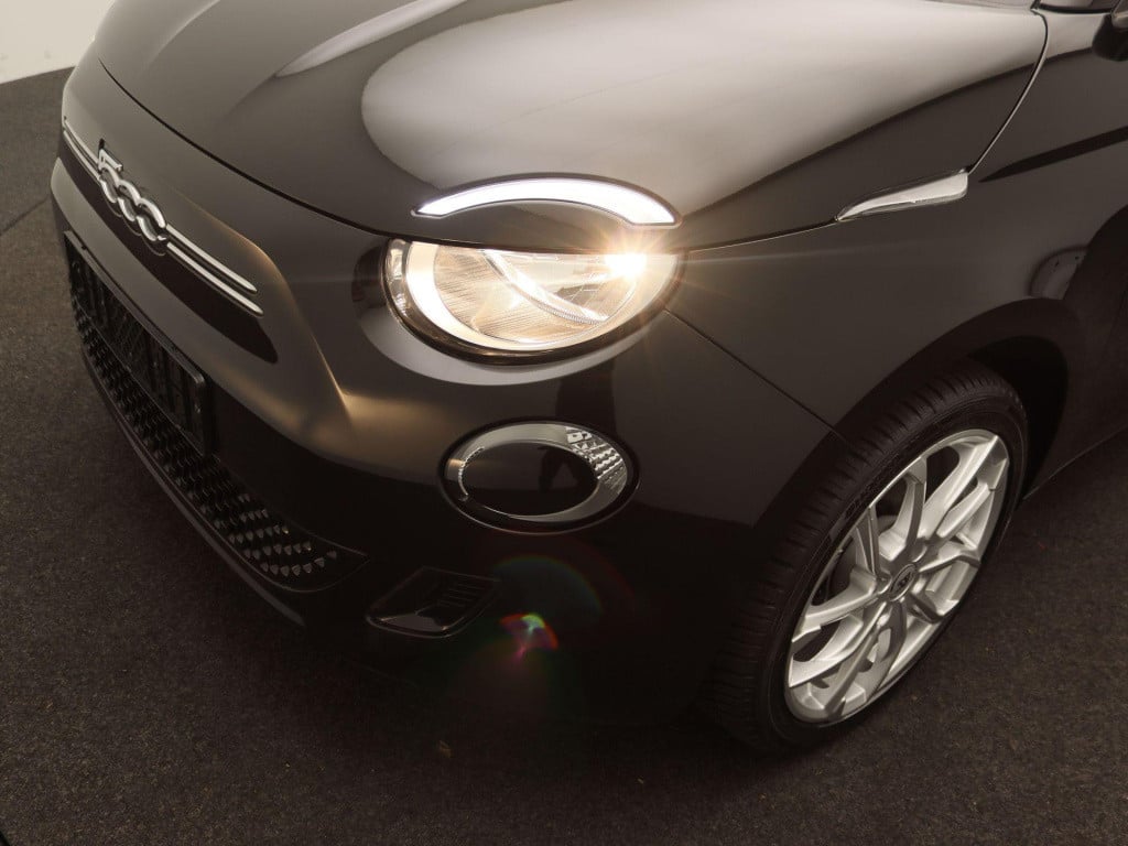 Fiat 500e 42 kwh | 17'' lichtmetalen velgen + allseason banden |  uniek ler