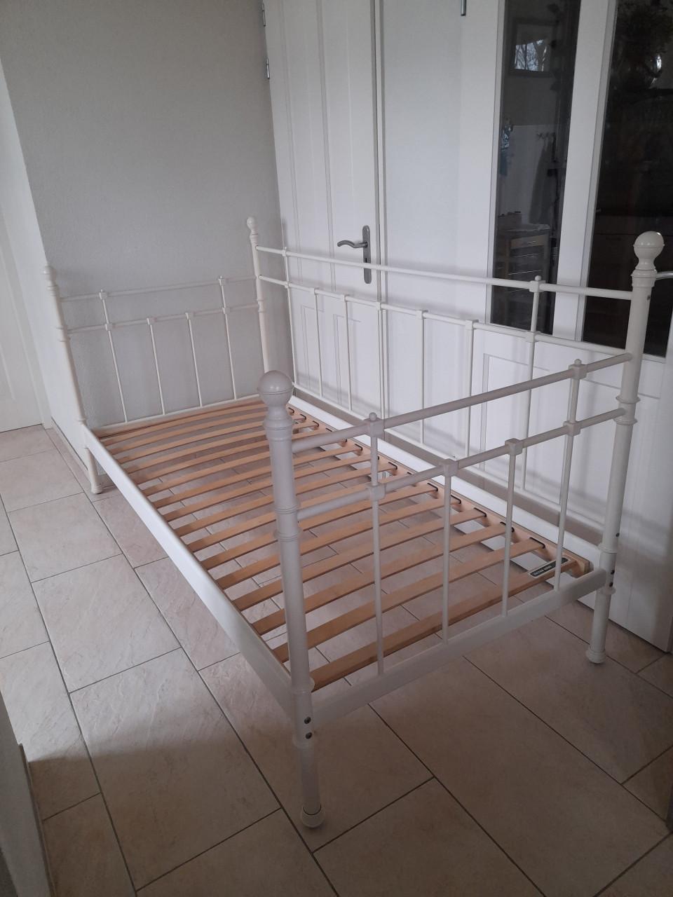 Metalen 1 Persoons bed 90 x 200 ( in goede staat )