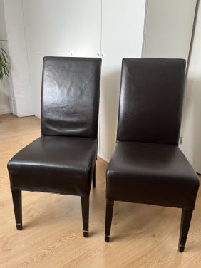 Twee bruine eetkamerstoelen, leer