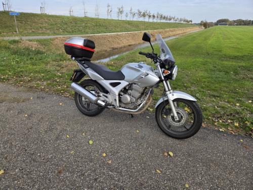 Honda CBF250 2007 met topkoffer en windscherm