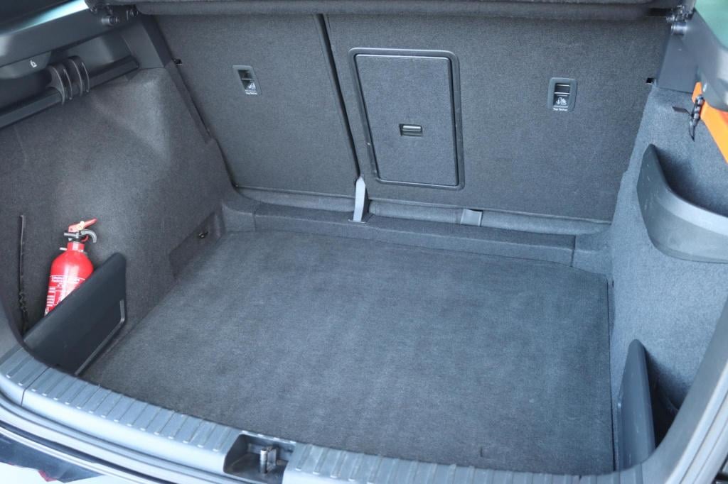 Skoda Karoq 1.5 tsi 150pk dsg7 sportline business | trekhaak | camera | car