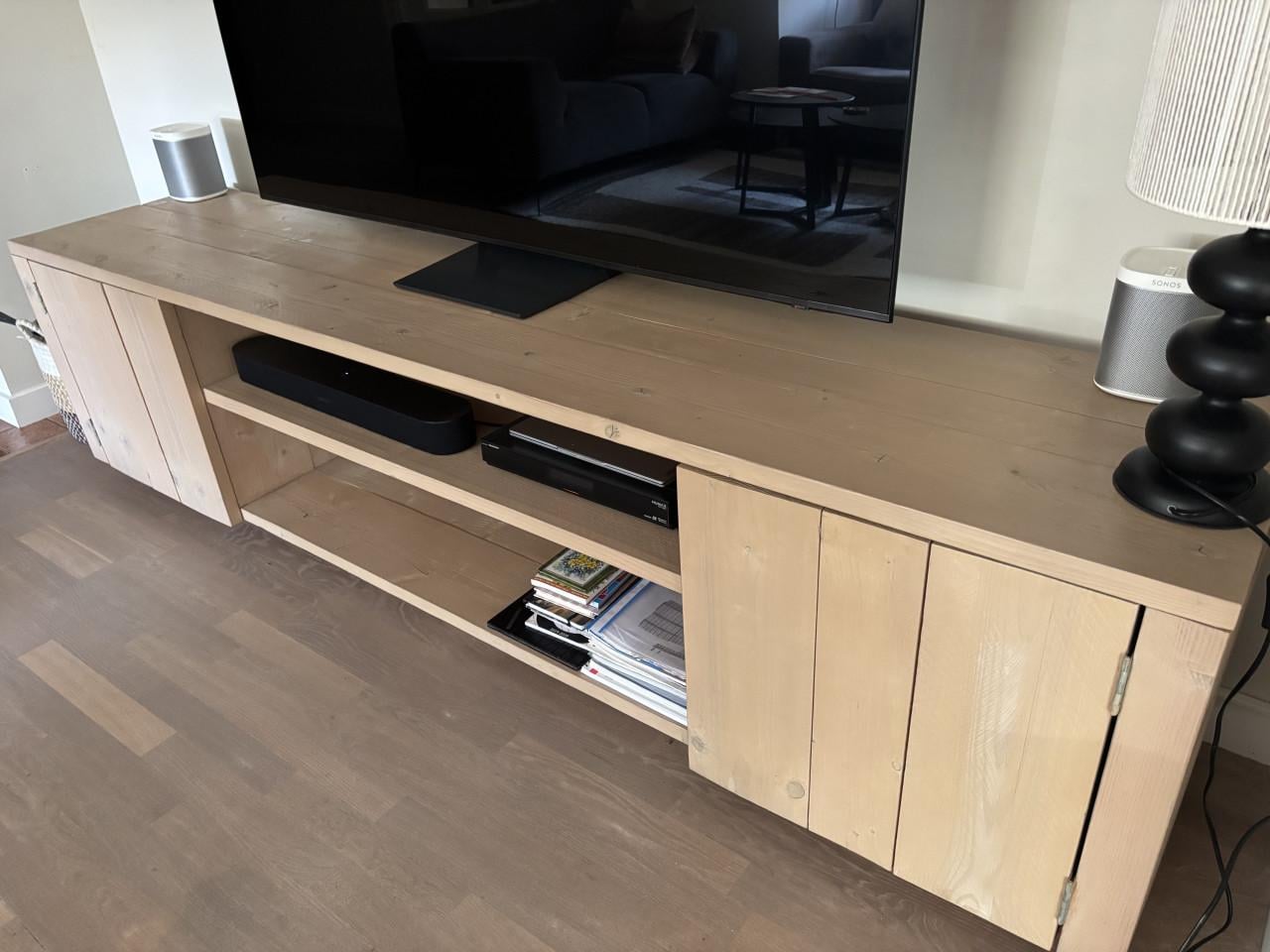 Tv-kast van steigerhout