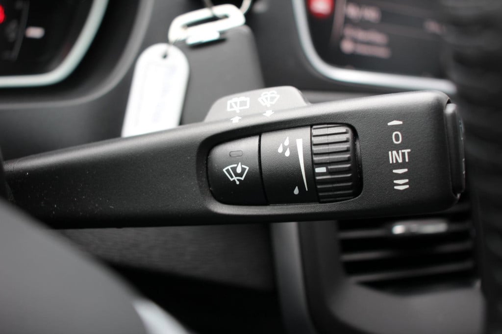 Volvo V40 2.0 t2 momentum polar+ navi - led - half leder - 1e eigenaar - lm