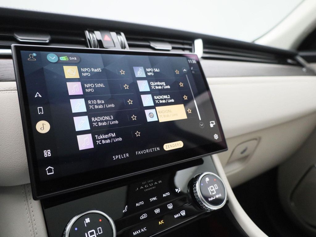 Jaguar F-pace 2.0 p400e phev r-dynamic s | automaat | navigatie | apple car