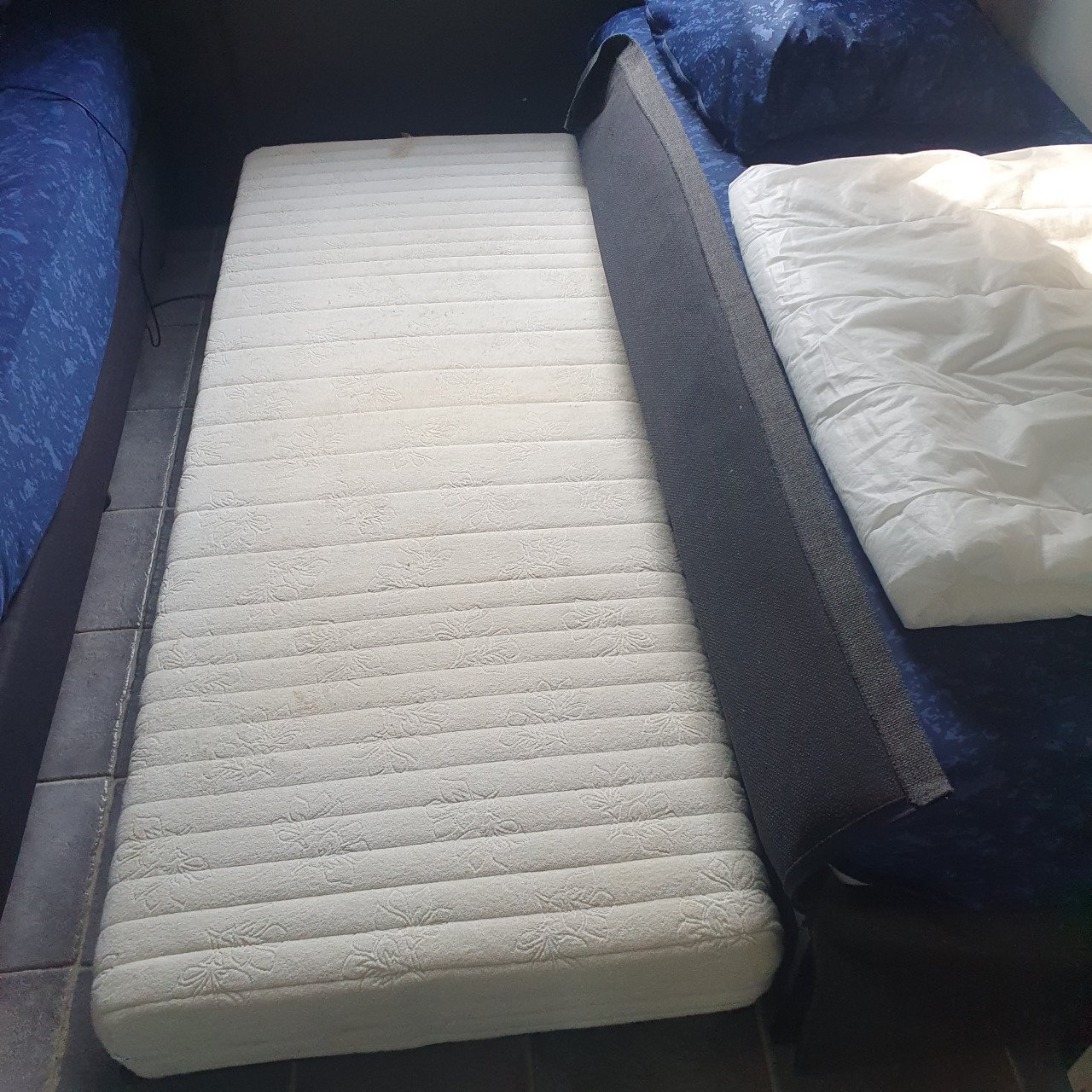 Bed. Uitschuifbaar van 1 persoons naar tweepersoons
