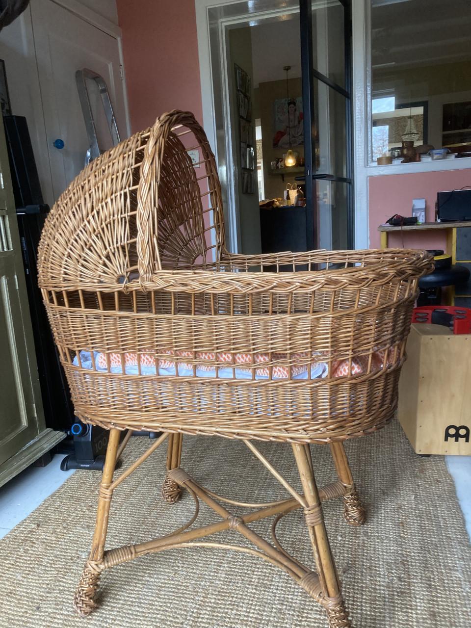 Wieg, vintage rotan, inclusief matrasje