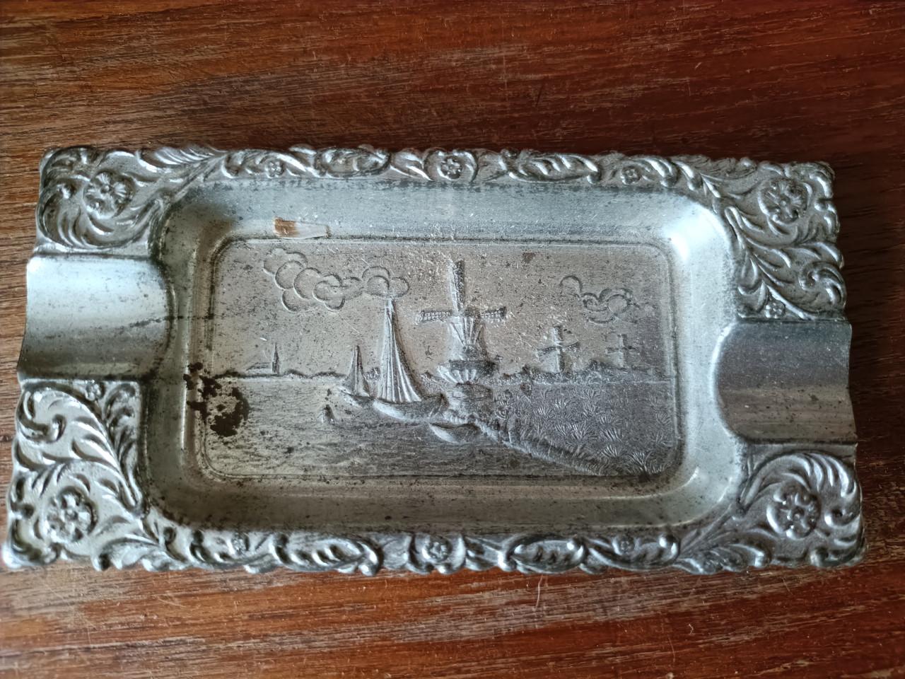 Kleine oude asbakjes