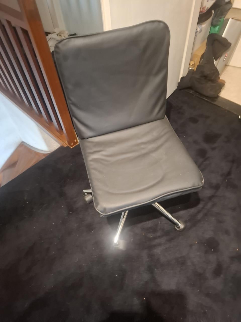 Kleine lederen ? Burostoel nieuw