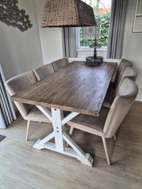 Eettafel met stoelen