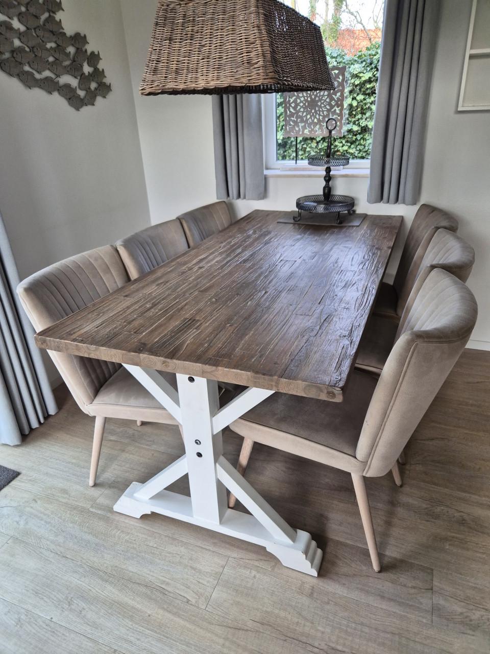 Eettafel met stoelen