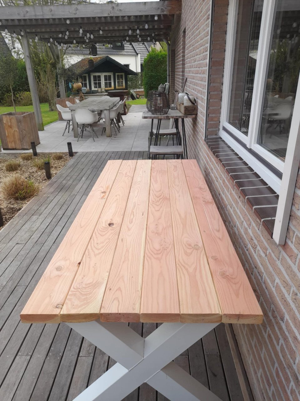 NIEUWE TUINTAFEL 250/300 CM MET STALEN X POTEN € 375