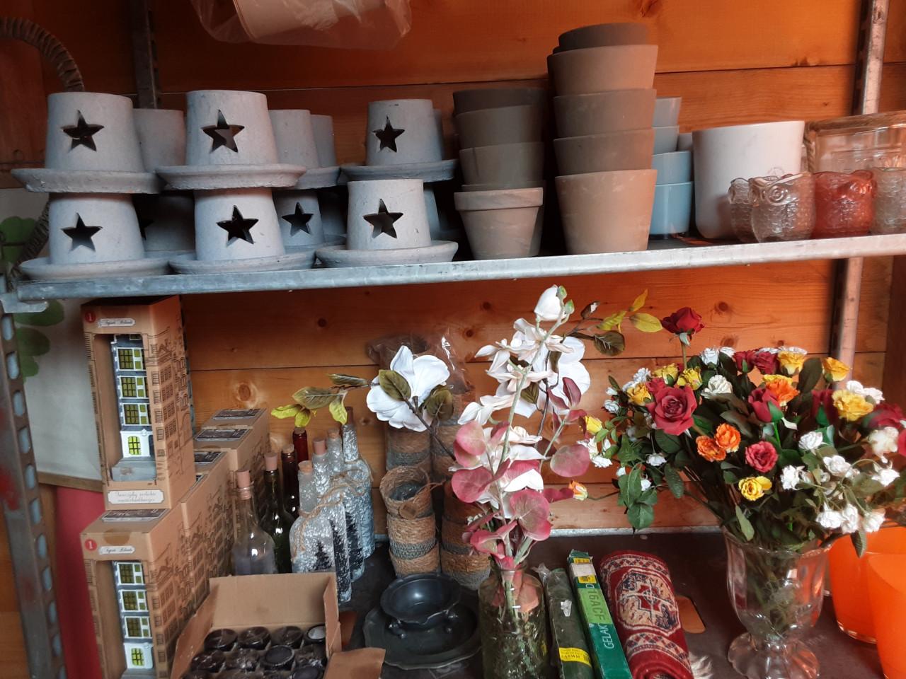 Grote  schuur verkoop ook veel nieuwe  spulletjes  iedere dag welkom