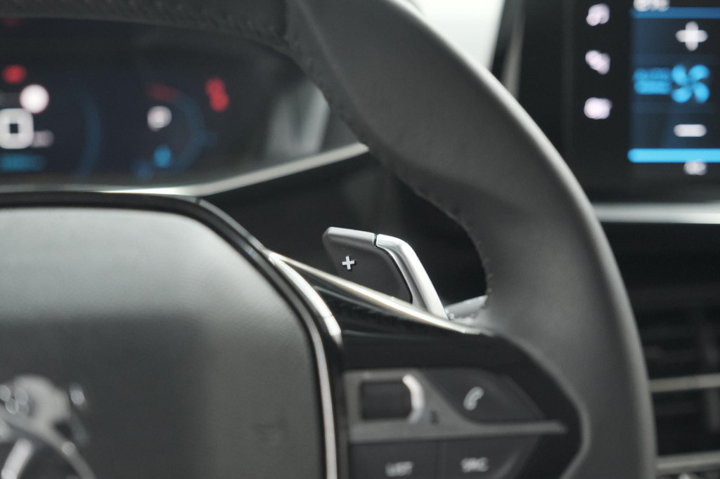 Peugeot 208 puretech 100 eat8 allure pack | camera | apple carplay | parkee