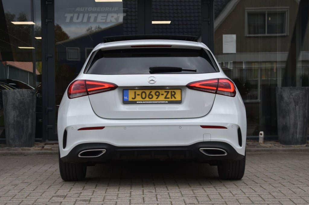 Mercedes-Benz A-Klasse 180 amg night | sfeerverlichting | panoramadak | app