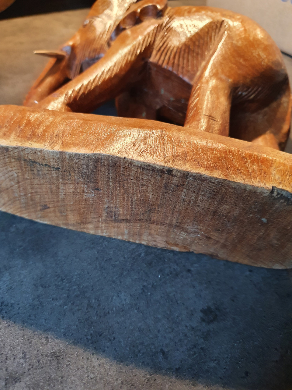 Leuke antieke houten olifant, handgemaakt in mooie staat aangeboden...