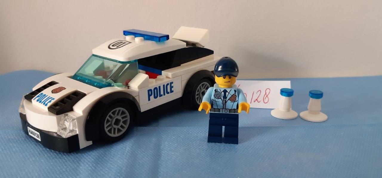 LEGO City 60128: Politieachtervolging, politiewagen + jeep