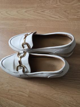 Te koop damesschoenen 15.00 euro zgan.