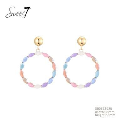 Oorbellen in zoete kleuren en een goudkleurig oor knopje