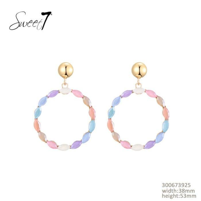 Oorbellen in zoete kleuren en een goudkleurig oor knopje