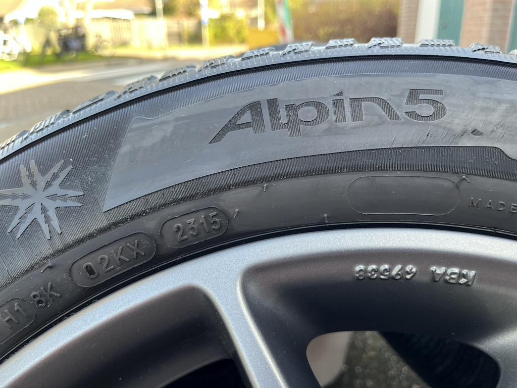 Vier BBS SR025 velgen met wielmoeren en met Michelin Alpine5 winterbanden