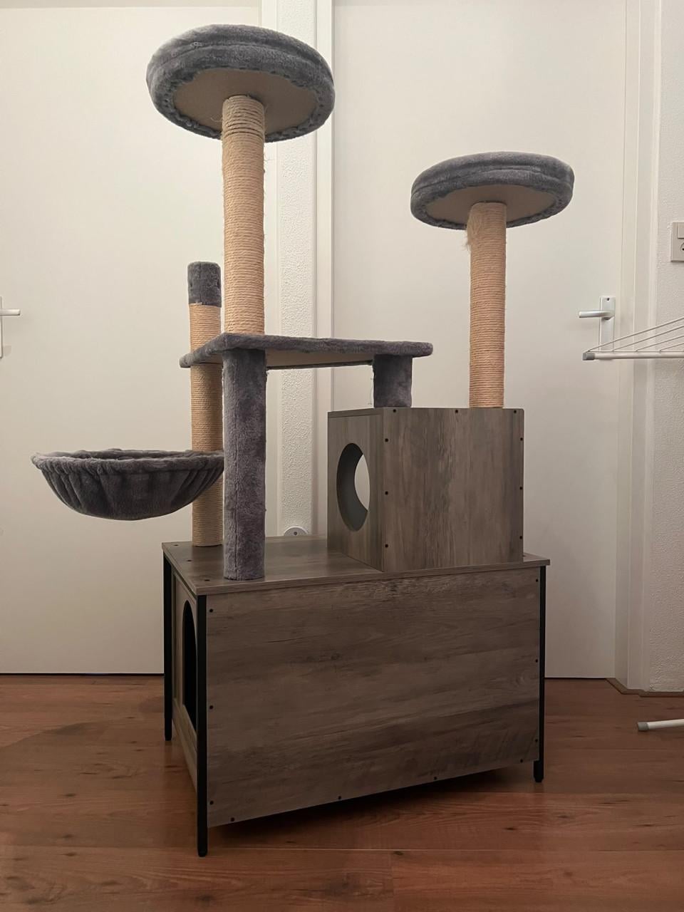 Kastje met krabpaal voor kattenbak