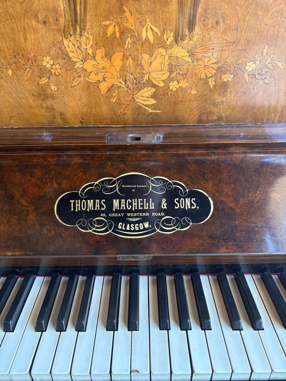 Oude piano (Glasgow)