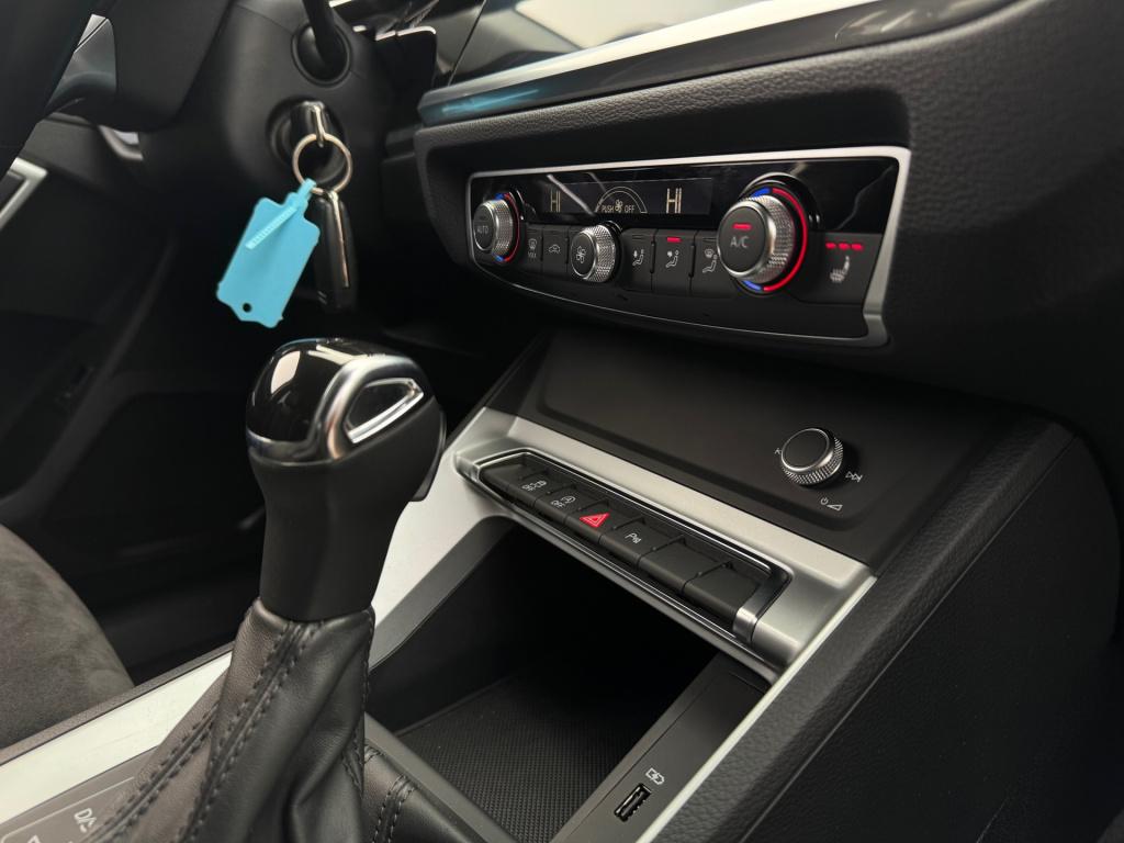 Audi Q3 35 tfsi * leder / alcantara * stoelverwarming * navigatie