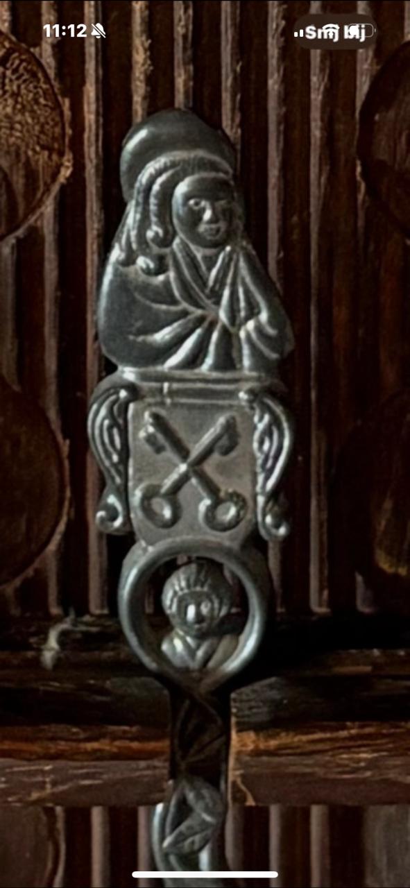 Set van 6 tinnen lepels op houten rek