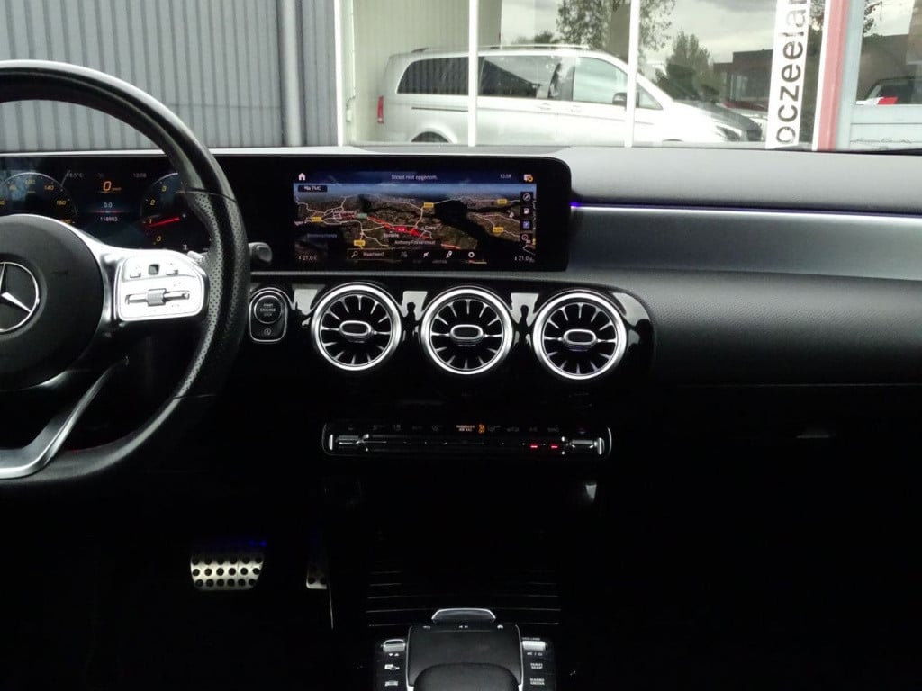 Mercedes-Benz A-Klasse 180 business solution amg | pano | led | el trekhaak
