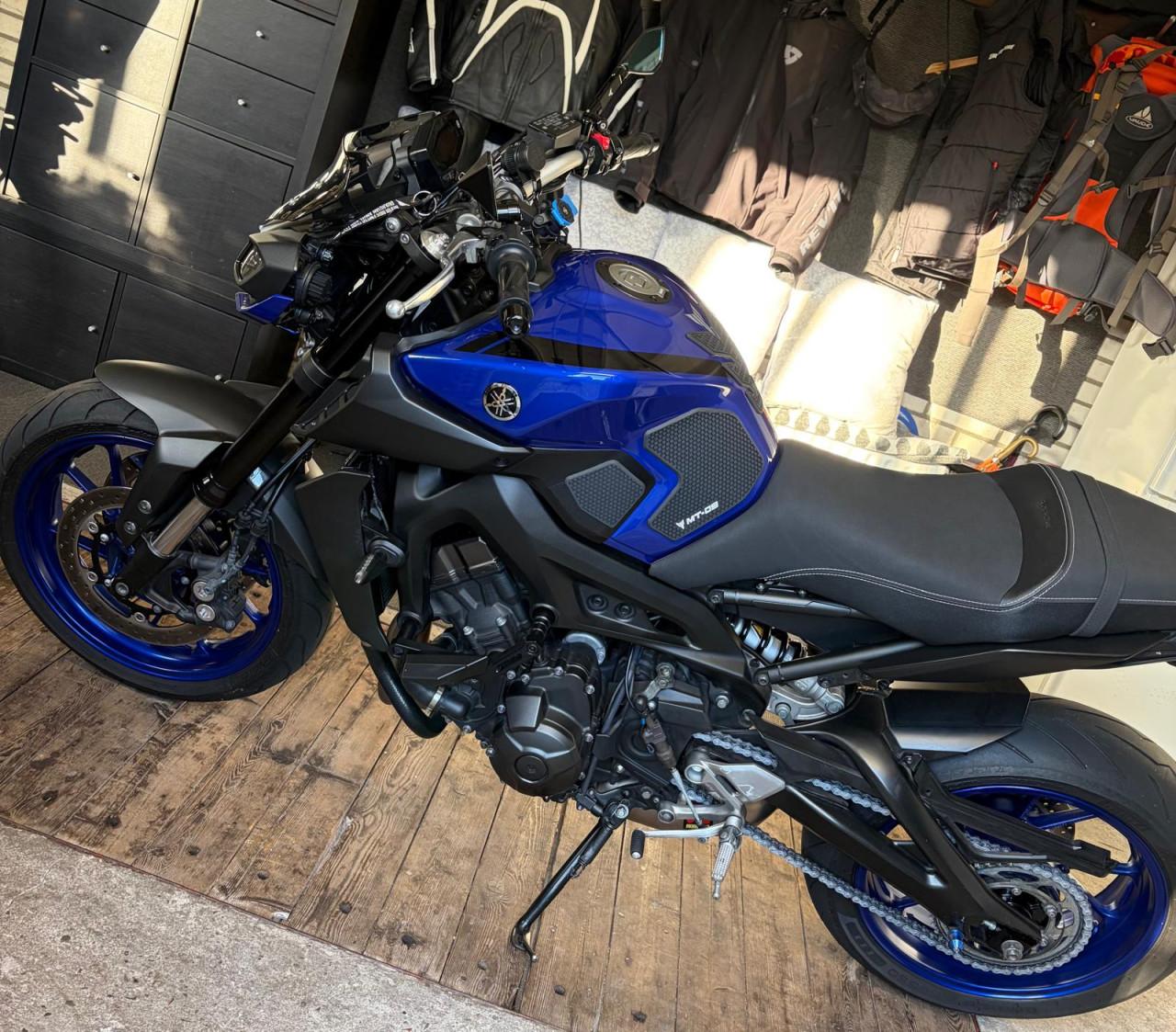 Yamaha MT09 - Akrapovic Racing Line - BOMVOL