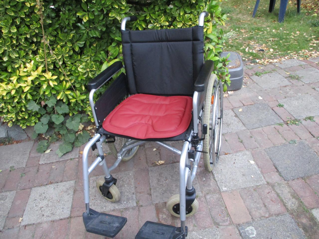 Te koop nette rolstoel met kussen.