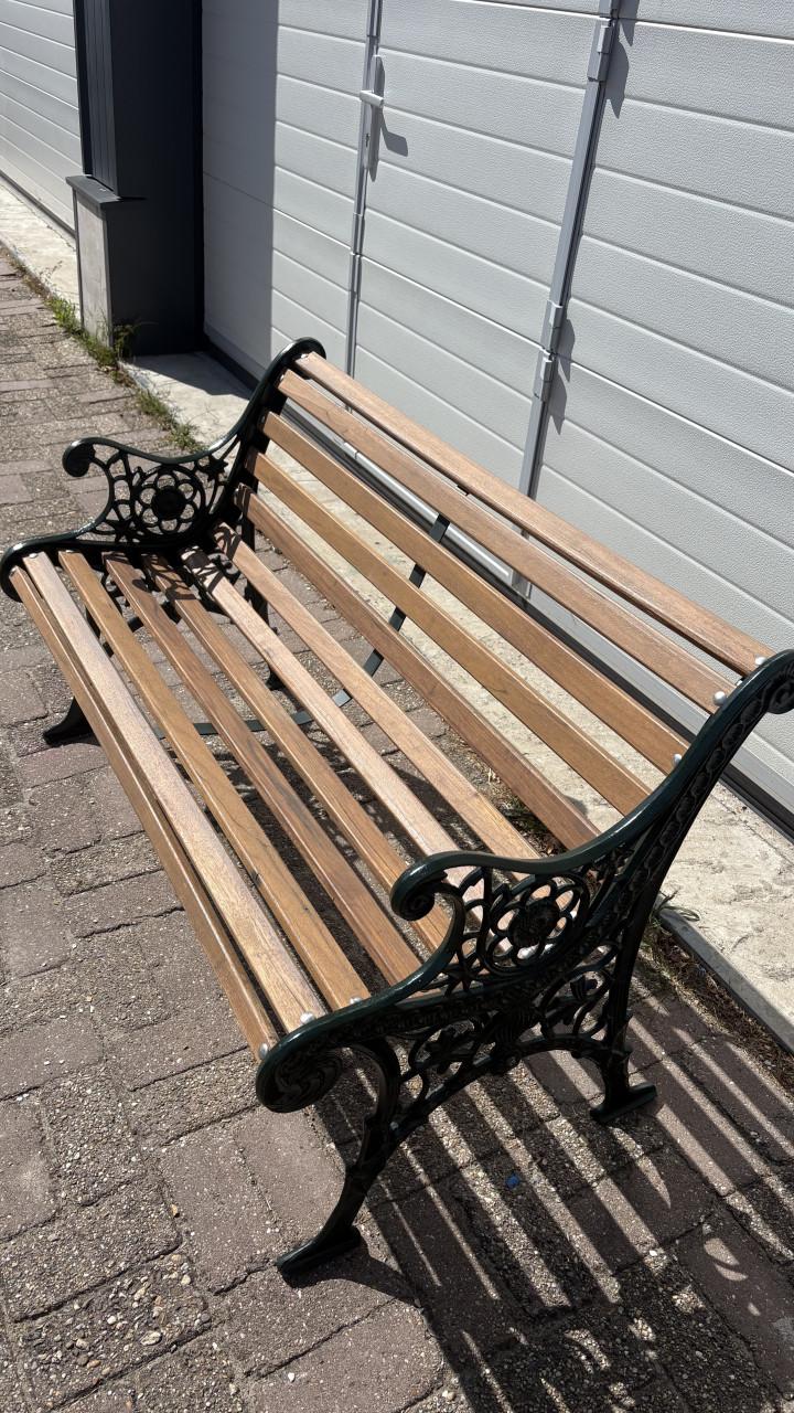 Tuinbankje met gietijzeren poten
