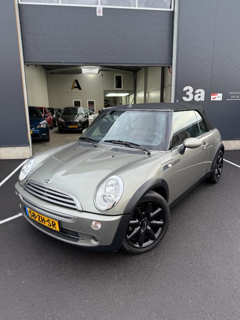 Mini Cooper Cabrio 1.6 - sidewalk
