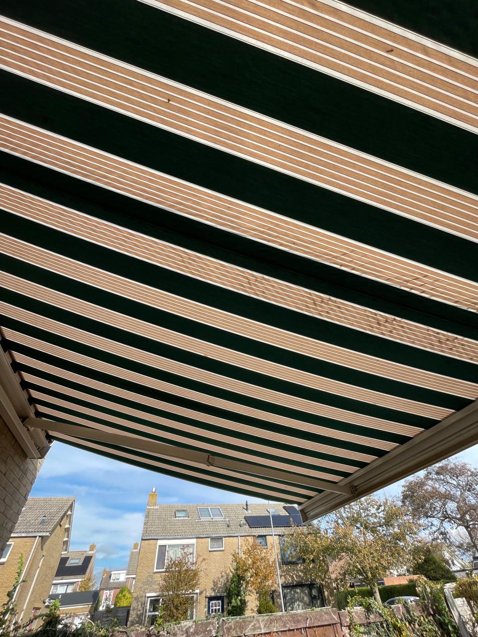 Zonnescherm elektrisch 550cm breed en 300cm uitval