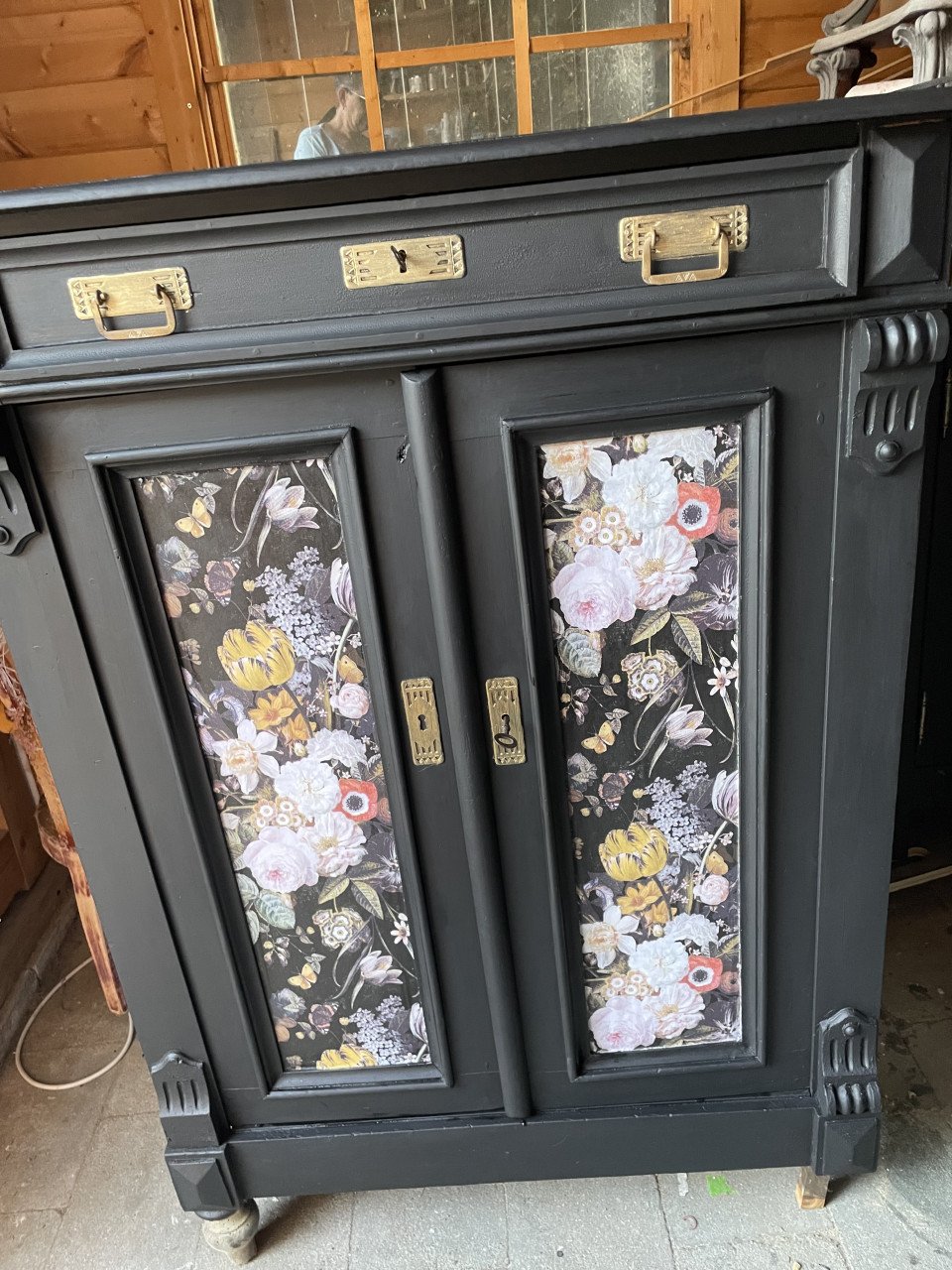 Stijlvol zwart kastje met bloemen panelen