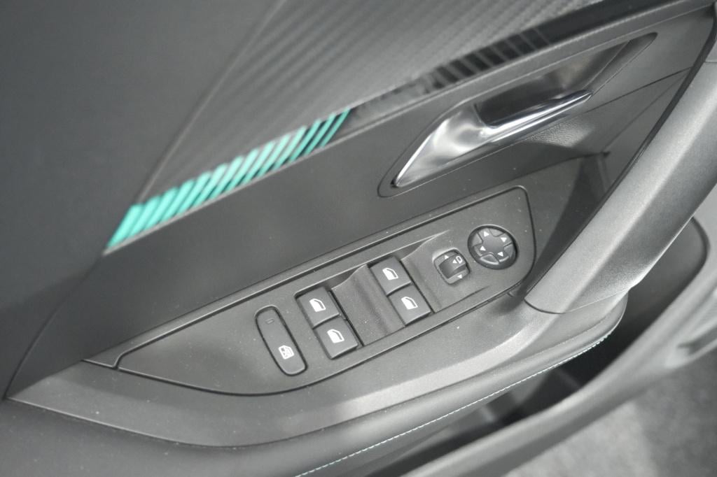 Peugeot 2008 puretech 130 eat8 allure | camera | navigatie | parkeersensore