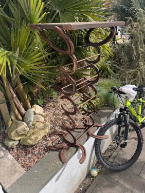 Gratis vintage wijnrek hoefijzers