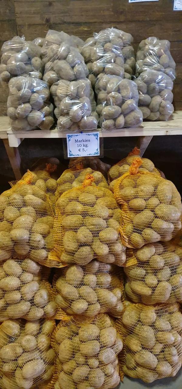 Aardappelen en uien te koop