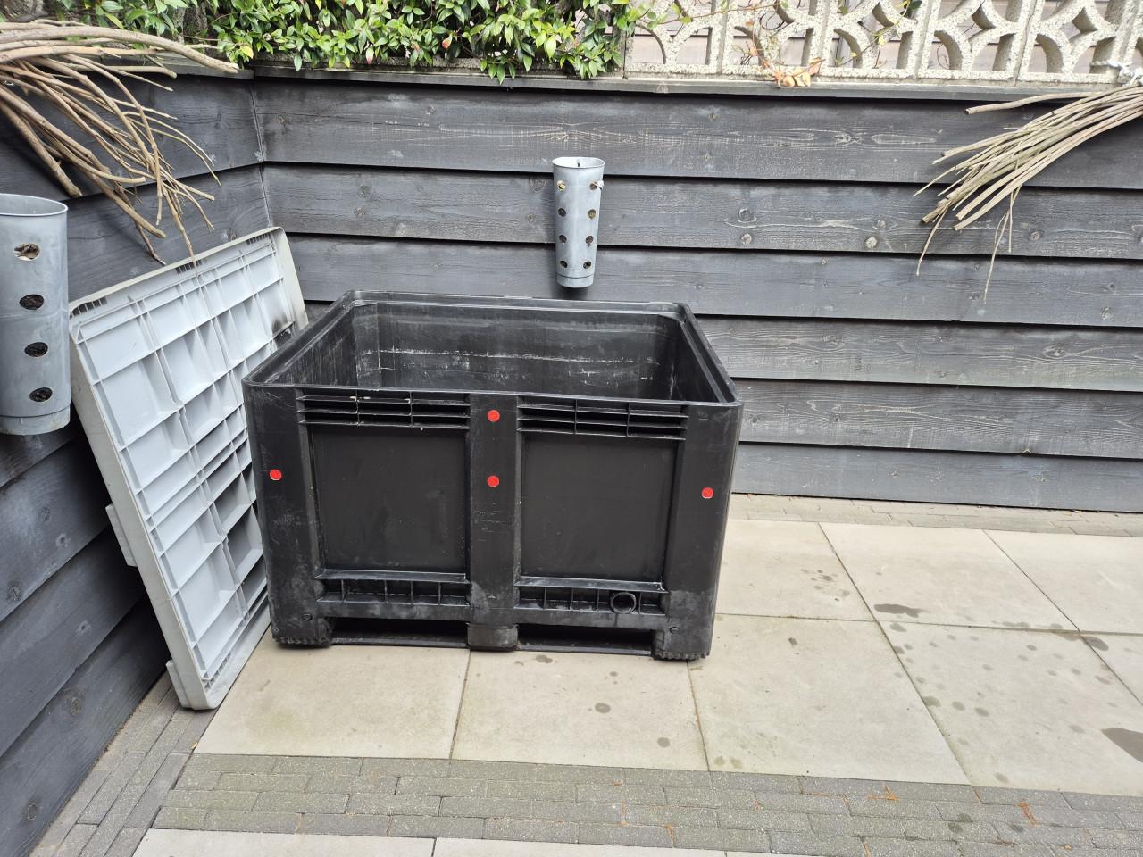 Palletbox kunststof 120x100x76cm gesloten, 3-sledes