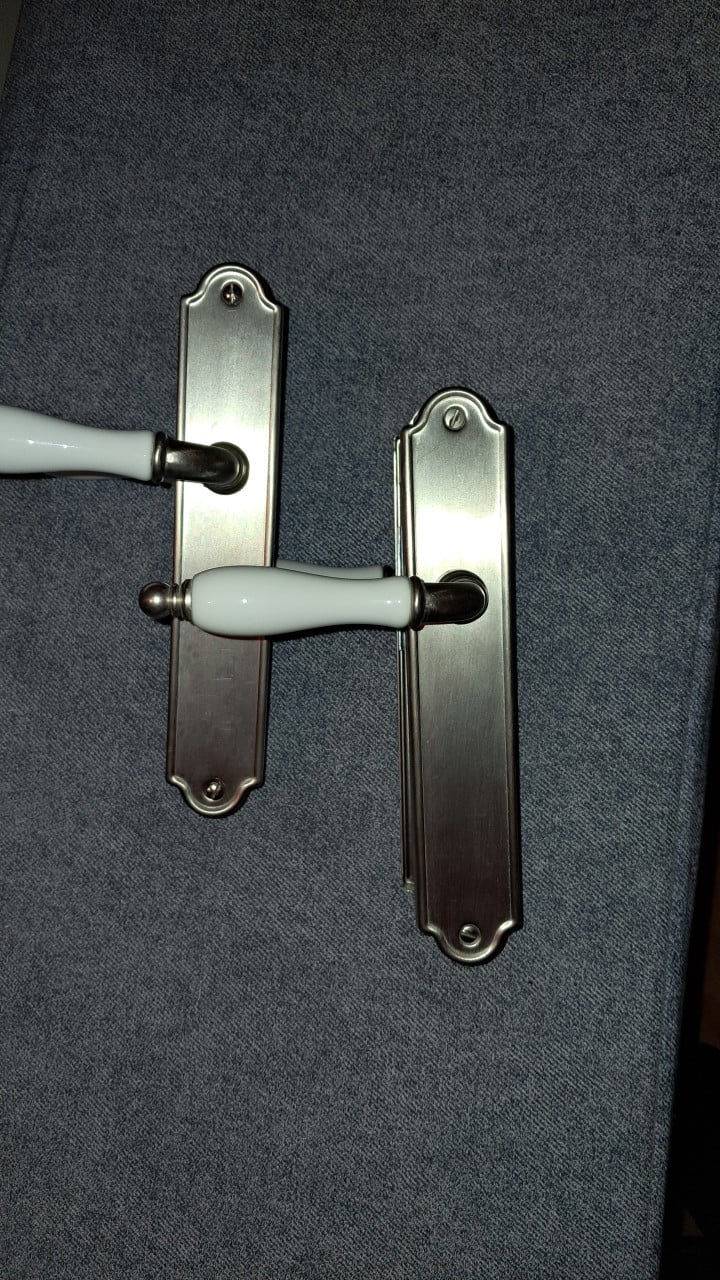 Twee set deurkrukset