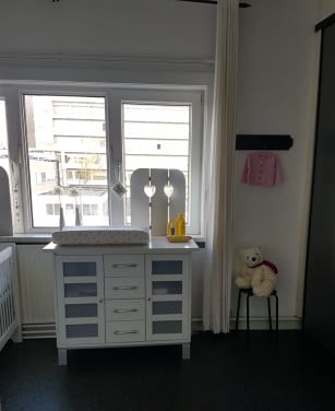 Nette witte baby kamer : Ledikantje/matrasje / commode / commode plank