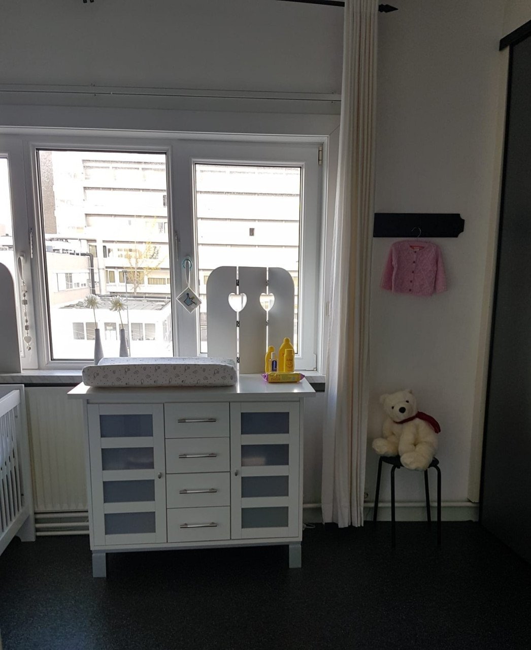 Nette witte baby kamer : Ledikantje/matrasje / commode / commode plank