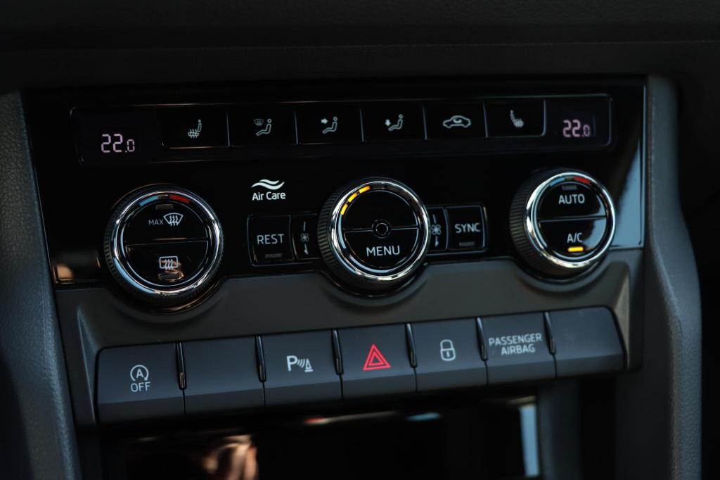 Skoda Kodiaq 1.5 tsi sportline business 150pk dsg7 7p. | pano | trekhaak | 